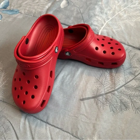Like New CROCS Women’s Sandals - Bright Red W sz7 M sz5 - Picture 2 of 10